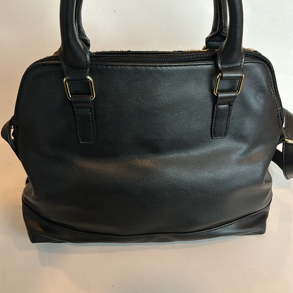 Cheetah print and faux leather handbag with shoulder bag option. - Picture 8 of 11